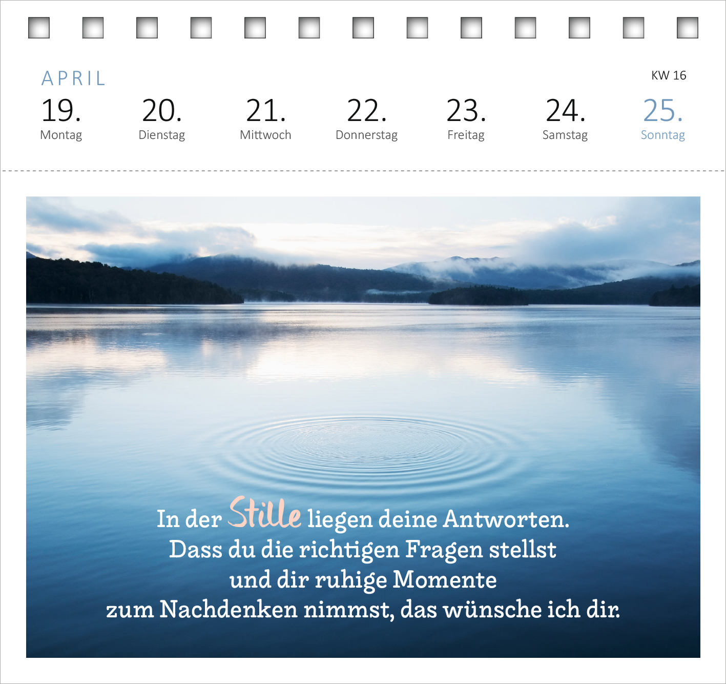 Gezeigt wird eine Innen- oder Zusatzansicht von „Postkartenkalender Ich wünsch dir was 2027“. Die Seite präsentiert einen ruhigen Wasserhorizont unter einem bewölkten Himmel, umrahmt von sanften Hügeln. Der zentrale Text in eleganter, verspielter Typografie, betont durch eine besondere Schriftart, lautet: „In der Stille liegen deine Antworten“. Die Farbpalette umfasst sanfte Blautöne, die eine entspannende Atmosphäre schaffen und die Botschaft der Achtsamkeit und Reflexion...