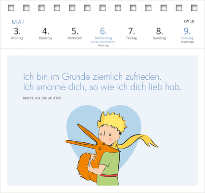 Gezeigt wird eine Innen- oder Zusatzansicht von „Postkartenkalender Man sieht nur mit dem Herzen gut ... 2027“. Die Ansicht zeigt einen Kalenderblatt für den Mai mit einem sanften, hellblauen Hintergrund. Darauf ist ein herzförmiges, hellblaues Element zu sehen, in dem ein fröhlicher Junge mit blonden Haaren abgebildet ist, der einen orangefarbenen Gegenstand umarmt. Der Text „Ich bin im Grunde ziemlich zufrieden. Ich umarme dich, so wie ich dich lieb hab.“ ist in einer klaren,...