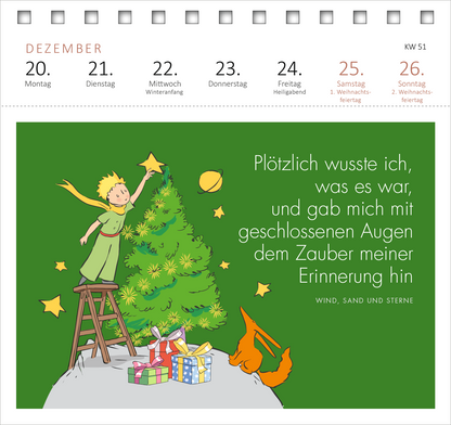Gezeigt wird eine Innen- oder Zusatzansicht von „Postkartenkalender Man sieht nur mit dem Herzen gut ... 2027“. Die Seite zeigt einen grünen Hintergrund mit einem festlichen Weihnachtsbaum, der mit Sternen verziert ist. Ein fröhlicher Junge in einem gelben Hut steht auf einer Leiter und platziert einen Stern auf den Baum. Rechts steht in klarer, weißer Typografie der Text: „Plötzlich wusste ich, was es war, und gab mich mit geschlossenen Augen dem Zauber meiner Erinnerung hin“....