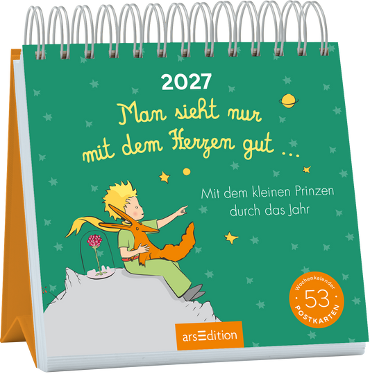 Der Kalender 2027 zeigt auf einem leuchtend grünen Hintergrund einen kleinen Prinzen, der auf einem Felsen sitzt und mit einem Fuchs spielt. Der Titel „Man sieht nur mit dem Herzen gut …“ ist in verspielter, gelber Schrift platziert. Im unteren Bereich steht der Zusatz „Mit dem kleinen Prinzen durch das Jahr“ in einer klaren Schrift. Ein runder, orangefarbener Button kennzeichnet ihn als Wochenkalender mit 53 Postkarten. Ganz unten mittig steht der Logoschriftzug von arsEdition.