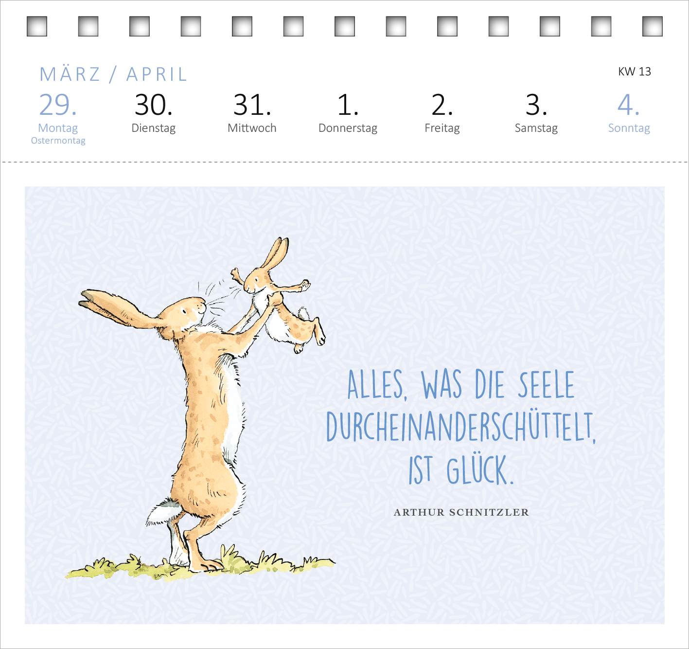 Gezeigt wird eine Innen- oder Zusatzansicht von „Postkartenkalender Weißt du eigentlich, wie lieb ich dich hab? 2027“. Der Kalender zeigt eine sanfte, pastellblaue Hintergrundfarbe mit einem schlichten, grafischen Muster. In der Mitte ist eine illustrierte Szene mit einem Hasen, der einen anderen Hasen hält. Der farbige Text in kräftigem Blau lautet: „Alles, was die Seele durcheinandershüttelt, ist Glück.“ Das Zitat stammt von Arthur Schnitzler. Die Wochentage sind übersichtlich...