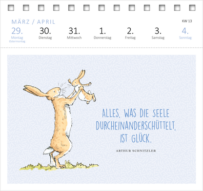 Gezeigt wird eine Innen- oder Zusatzansicht von „Postkartenkalender Weißt du eigentlich, wie lieb ich dich hab? 2027“. Der Kalender zeigt eine sanfte, pastellblaue Hintergrundfarbe mit einem schlichten, grafischen Muster. In der Mitte ist eine illustrierte Szene mit einem Hasen, der einen anderen Hasen hält. Der farbige Text in kräftigem Blau lautet: „Alles, was die Seele durcheinandershüttelt, ist Glück.“ Das Zitat stammt von Arthur Schnitzler. Die Wochentage sind übersichtlich...