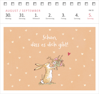 Gezeigt wird eine Innen- oder Zusatzansicht von „Postkartenkalender Weißt du eigentlich, wie lieb ich dich hab? 2027“. Die Abbildung zeigt einen freundlichen, sanften Hintergrund in hellem Beige mit kleinen, weißen Herzen. Ein süßer Hase hält ein Bouquet aus bunten Blumen in der Hand. Darüber steht in verspielter, weißer Schrift der Satz „Schön, dass es dich gibt!“. Die Wochentage und die Monate sind in schlichter, rosaner Typografie am oberen Rand angeordnet.