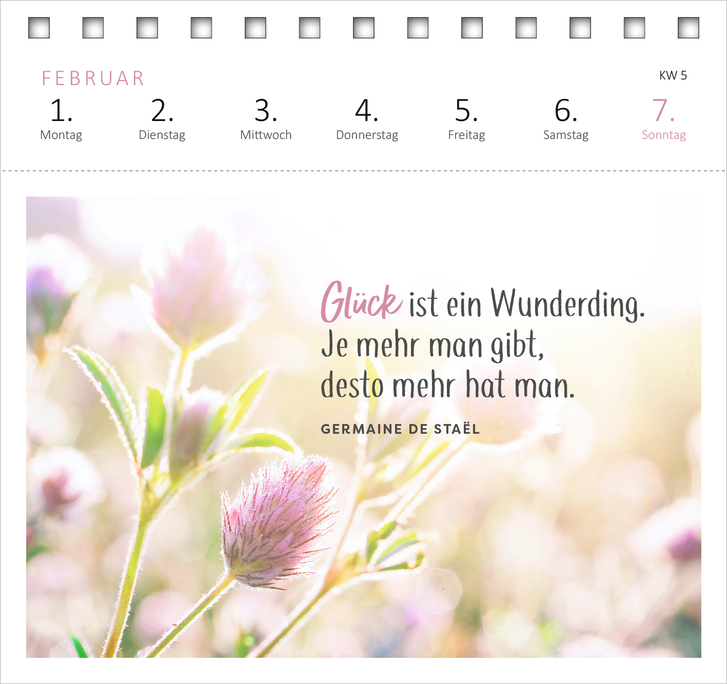 Gezeigt wird eine Innen- oder Zusatzansicht von „Postkartenkalender Lebensweisheiten 2027“. Der Kalender zeigt eine sanfte, harmonische Farbpalette in Pastelltönen mit einem verschwommenen Blumenmotiv im Hintergrund. Im Vordergrund steht der Spruch „Glück ist ein Wunderding. Je mehr man gibt, desto mehr hat man.“ in einer eleganten, überwiegend geschwungenen Typografie. Der Absender der Weisheit ist „GERMAINE DE STAËL“, platziert in klarer Schrift unter dem Zitat. Die Wochentage...