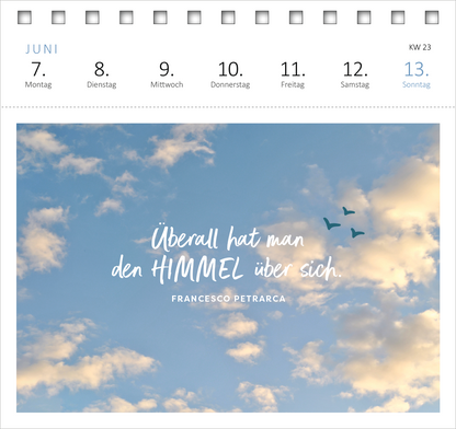Gezeigt wird eine Innen- oder Zusatzansicht von „Postkartenkalender Lebensweisheiten 2027“. Der Kalender zeigt im Monat Juni einen hellblauen Himmel mit sanften Wolken und mehreren fliegenden Vögeln. Darunter steht in großer, verschnörkelter Schrift der Spruch „Überall hat man den HIMMEL über sich“ von Francesco Petrarca. Die Tage sind in grau und blau aufgelistet, wobei jeder Tag klar und gut lesbar ist. Die gesamte Gestaltung vermittelt eine positive, inspirierende Atmosphäre.