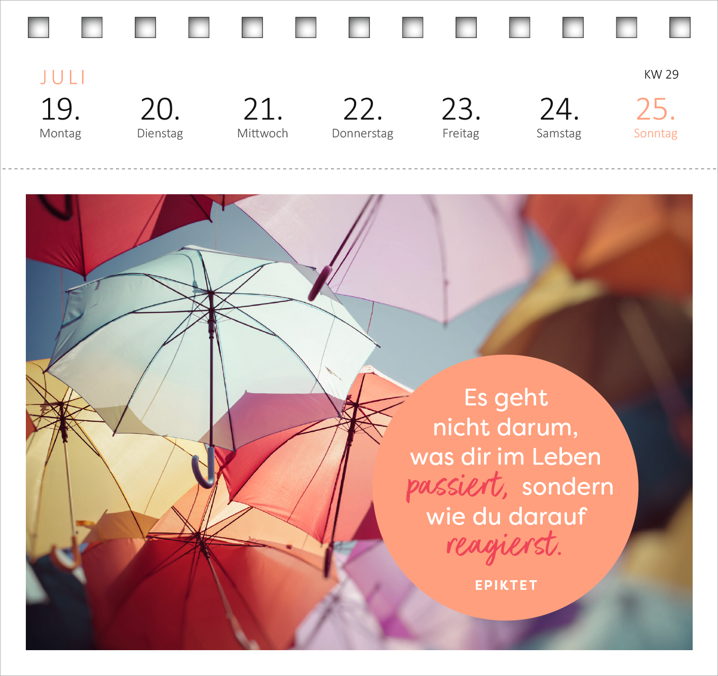 Gezeigt wird eine Innen- oder Zusatzansicht von „Postkartenkalender Lebensweisheiten 2027“. Die Ansicht zeigt einen bunten Himmel voller Regenschirme in verschiedenen Farben wie Pink, Blau, Rot und Gelb. In der unteren Mitte des Bildes befindet sich ein runder, orangefarbener Fläche mit dem Spruch „Es geht nicht darum, was dir im Leben passiert, sondern wie du darauf reagierst“ in ansprechender, weißer Typografie. Das Layout ist hell und freundlich gestaltet.
