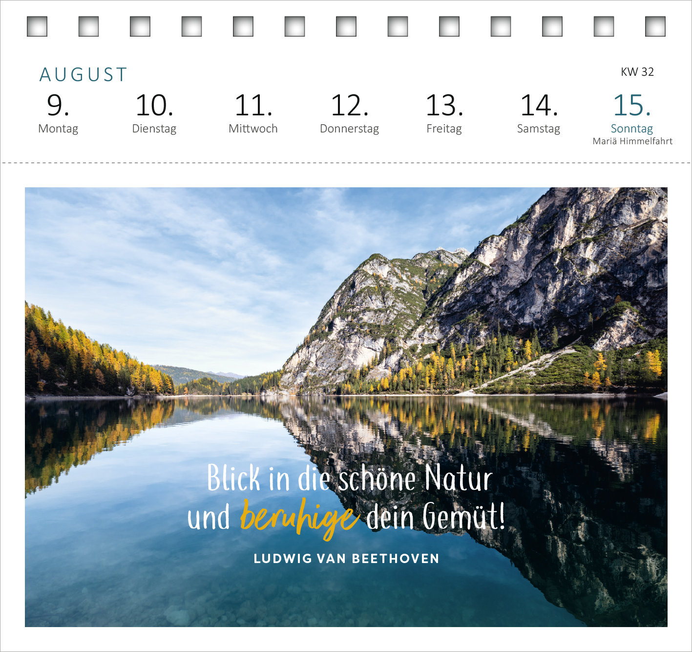 Gezeigt wird eine Innen- oder Zusatzansicht von „Postkartenkalender Lebensweisheiten 2027“. Die Ansicht präsentiert eine Landschaft mit einer spiegelnden Bergkulisse und bunten Bäumen. In der unteren Bildhälfte steht in großen, gelben und weißen Schriftzügen: „Blick in die schöne Natur und beruhige dein Gemüt!“ und darunter der Schriftzug „LUDWIG VAN BEETHOVEN“. Der Kalender zeigt den Monat August mit Datum und Wochentagen in klarer, gut lesbarer Typografie.