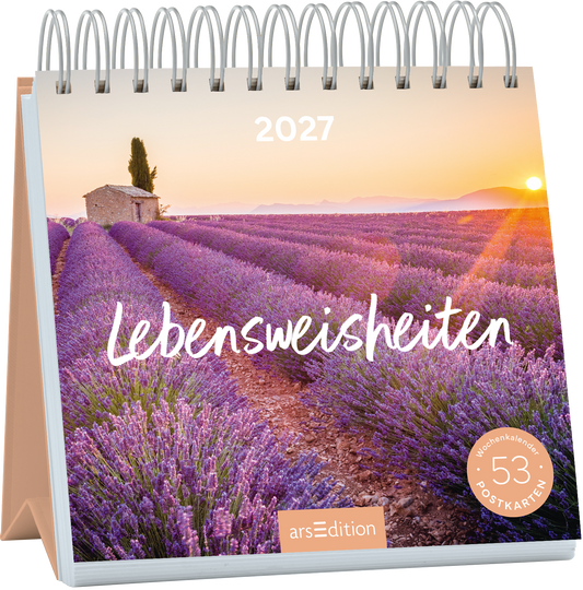 Das Buchcover zeigt ein romantisches Landschaftsbild mit violetten Lavendelfeldern, die sanft im Sonnenlicht erstrahlen. Im Hintergrund ist ein kleines Steinhaus und einige Bäume zu sehen, während der Himmel in warmen Farbtönen leuchtet. In der Mitte des Covers steht in geschwungener, weißer Schrift der Titel „Lebensweisheiten“. Oben rechts ist die Jahreszahl „2027“ abgebildet. Ganz unten mittig steht der Logoschriftzug von arsEdition.