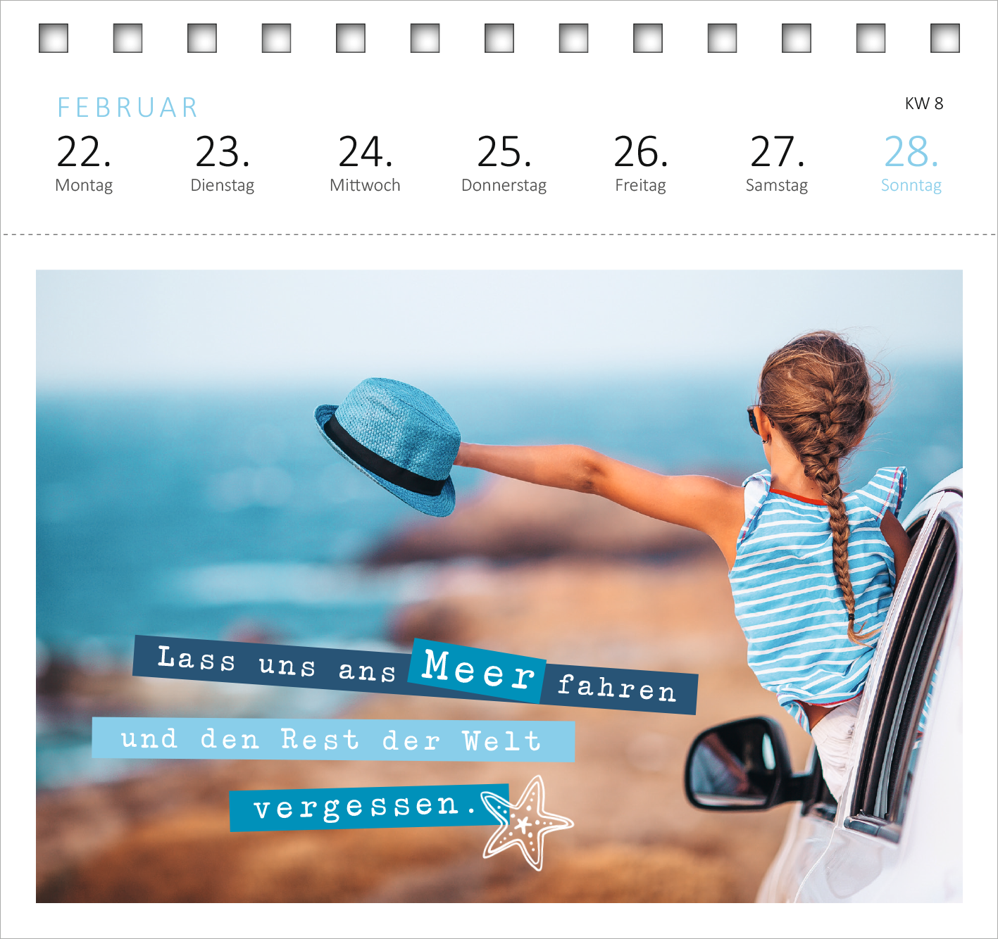 Gezeigt wird eine Innen- oder Zusatzansicht von „Postkartenkalender Sehnsucht nach Meer 2027“. Die Darstellung zeigt eine fröhliche Person, die mit einem blauen Hut in der Hand aus einem Auto blickt. Der Textangebot in stilisierter Schrift lautet: „Lass uns ans Meer fahren und den Rest der Welt vergessen“, wobei das Wort „Meer“ in einer auffälligen, blauen Schrift hervorgehoben ist. Der Hintergrund zeigt eine malerische Küstenlandschaft, die Urlaubsstimmung vermittelt.