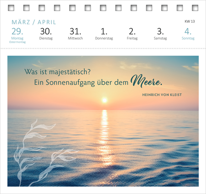 Gezeigt wird eine Innen- oder Zusatzansicht von „Postkartenkalender Sehnsucht nach Meer 2027“. Die Darstellung zeigt einen sanften Sonnenaufgang über dem Meer, in pastelligen Farben von Blau und Rosa. Der Schriftzug „Was ist majestätisch? Ein Sonnenaufgang über dem Meer.“ ist in einer eleganten, geschwungenen Schrift platziert, während der Name „HEINRICH VON KLEIST“ in einer klaren, schlichten Typografie darunter erscheint. Am unteren Rand sind stilisierte Pflanzenranken...