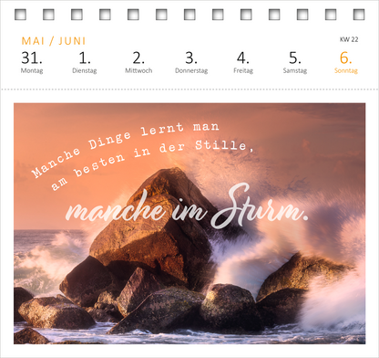 Gezeigt wird eine Innen- oder Zusatzansicht von „Postkartenkalender Sehnsucht nach Meer 2027“. Die Seite zeigt den Monat Mai/Juni mit den Tagen und Wochenzahlen oben. Im Mittelpunkt befindet sich eine poetische Aussage in geschwungener Schrift: „Manche Dinge lernt man am besten in der Stille, manche im Sturm.“ Die Farben sind sanft und harmonisch, mit einem Meer- und Steinhintergrund, der Ruhe und Dynamik kombiniert. Die Typografie wechselt zwischen einer klaren Schrift für die...