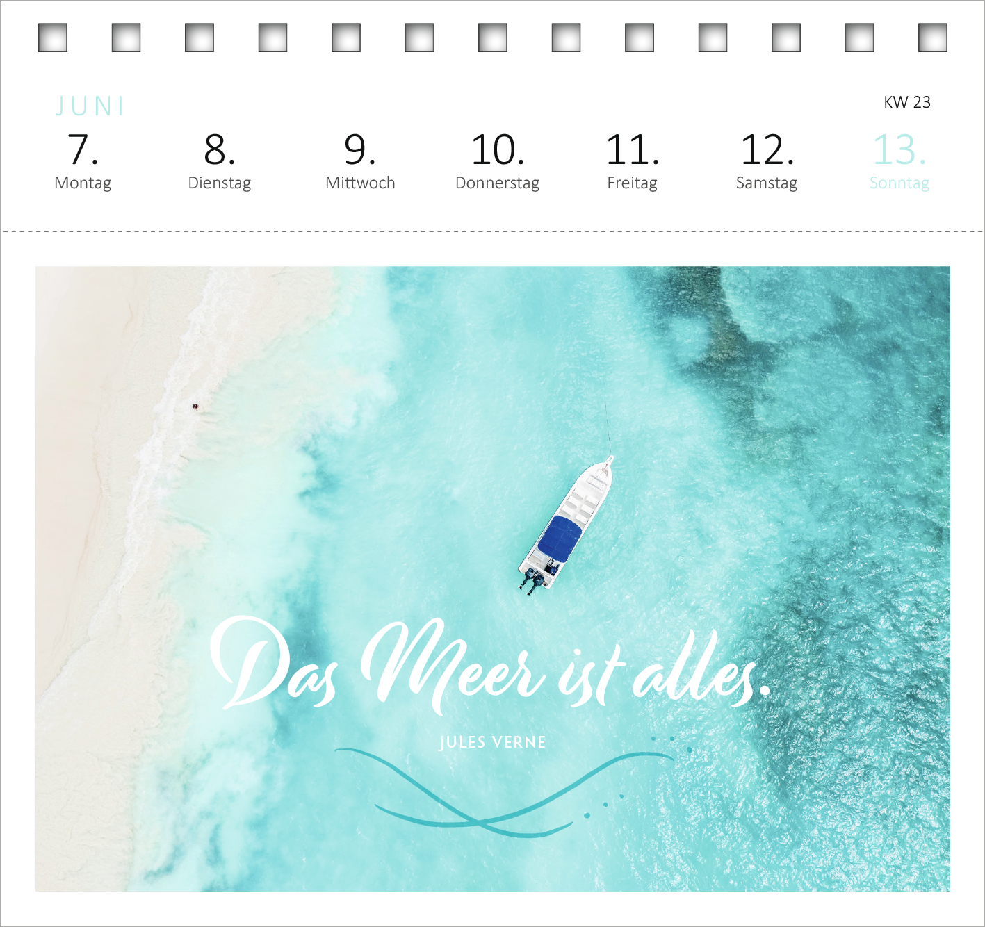 Gezeigt wird eine Innen- oder Zusatzansicht von „Postkartenkalender Sehnsucht nach Meer 2027“. Die Darstellung zeigt eine sanfte Meereslandschaft in verschiedenen Aquatönen. Ein kleines Boot mit blauer Abdeckung befindet sich in der Mitte des Bildes. Am unteren Rand steht in geschwungener, weißer Schrift der Satz „Das Meer ist alles.“ Darüber ist der Name des Autors, Jules Verne, in dezentem Schwarz platziert. Die Wochentage sind klar strukturiert und in minimalistischer Typografie...