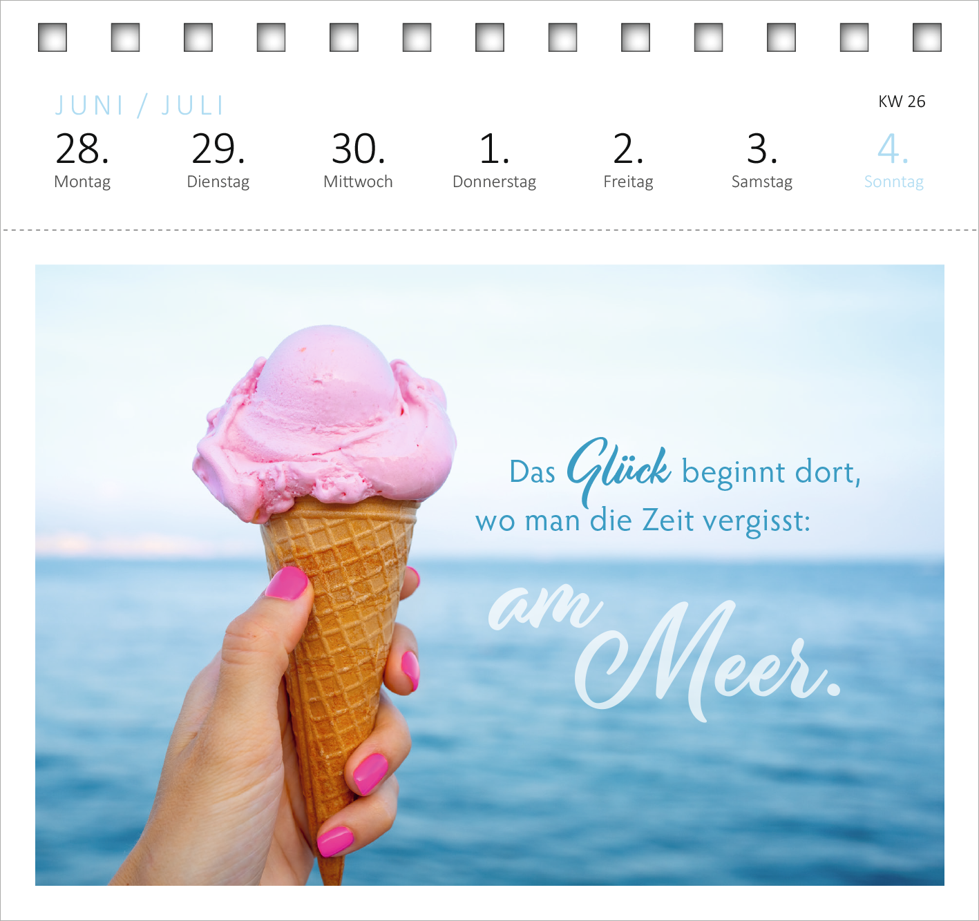 Gezeigt wird eine Innen- oder Zusatzansicht von „Postkartenkalender Sehnsucht nach Meer 2027“. Die Abbildung zeigt eine Hand, die eine Waffel mit rosa Eis hält, vor einem blauen Meer im Hintergrund. Am unteren Rand steht der Schriftzug „Das Glück beginnt dort, wo man die Zeit vergisst: am Meer.“ in geschwungener, heller Typografie. Die Farbpalette ist freundlich und sommerlich, mit dominierenden Pastelltönen in Rosa und Blau. Der Kalender zeigt die Wochenübersicht für Juni und Juli.