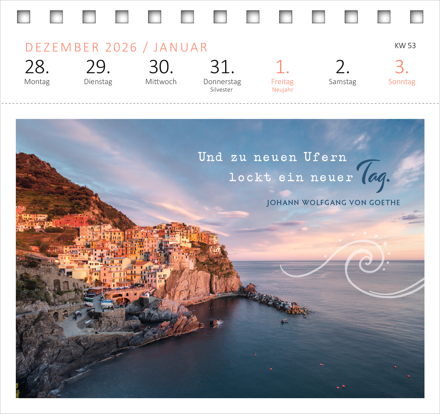 Gezeigt wird eine Innen- oder Zusatzansicht von „Postkartenkalender Sehnsucht nach Meer 2027“. Die Ansicht zeigt einen eindrucksvollen Küstenort bei Sonnenuntergang, umgeben von bunten Häusern auf steilen Klippen. In der oberen rechten Ecke steht in eleganter Typografie das Zitat von Johann Wolfgang von Goethe: „Und zu neuen Ufern lockt ein neuer Tag“. Die Hauptfarben sind sanfte Blautöne des Himmels und lebendige Erdtöne der Felsen, ergänzt durch eine dezente, geschwungene Linie....