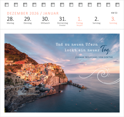 Gezeigt wird eine Innen- oder Zusatzansicht von „Postkartenkalender Sehnsucht nach Meer 2027“. Die Ansicht zeigt einen eindrucksvollen Küstenort bei Sonnenuntergang, umgeben von bunten Häusern auf steilen Klippen. In der oberen rechten Ecke steht in eleganter Typografie das Zitat von Johann Wolfgang von Goethe: „Und zu neuen Ufern lockt ein neuer Tag“. Die Hauptfarben sind sanfte Blautöne des Himmels und lebendige Erdtöne der Felsen, ergänzt durch eine dezente, geschwungene Linie....