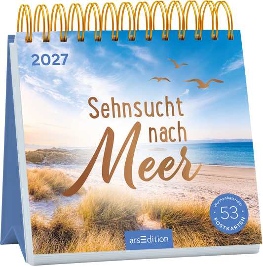 Der Kalender zeigt eine entspannende Küstenlandschaft mit feinem Sandstrand und sanften Wellen im Hintergrund. Der Himmel schimmert in sanften Blau- und Orange-Tönen, während Silhouetten von Vögeln über dem Meer fliegen. In stilvoller Schrift steht der Titel „Sehnsucht nach Meer“ in einem warmen Braunton, unterstützt von der Jahreszahl 2027. Unten links im Bild befindet sich ein runder Button mit der Aufschrift „53 POSTKARTEN“. Ganz unten mittig steht der Logoschriftzug von...