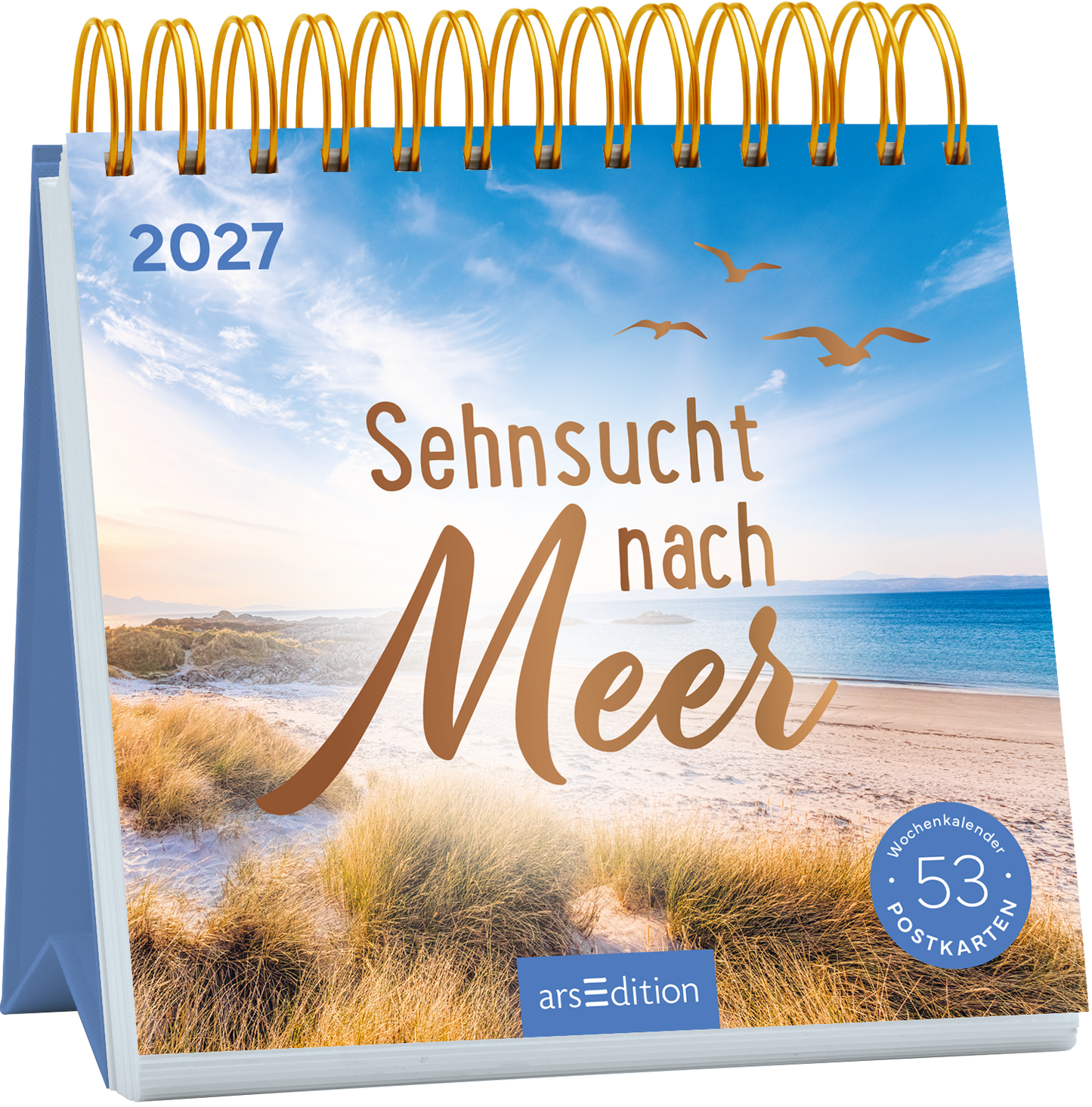 Der Kalender zeigt eine entspannende Küstenlandschaft mit feinem Sandstrand und sanften Wellen im Hintergrund. Der Himmel schimmert in sanften Blau- und Orange-Tönen, während Silhouetten von Vögeln über dem Meer fliegen. In stilvoller Schrift steht der Titel „Sehnsucht nach Meer“ in einem warmen Braunton, unterstützt von der Jahreszahl 2027. Unten links im Bild befindet sich ein runder Button mit der Aufschrift „53 POSTKARTEN“. Ganz unten mittig steht der Logoschriftzug von...
