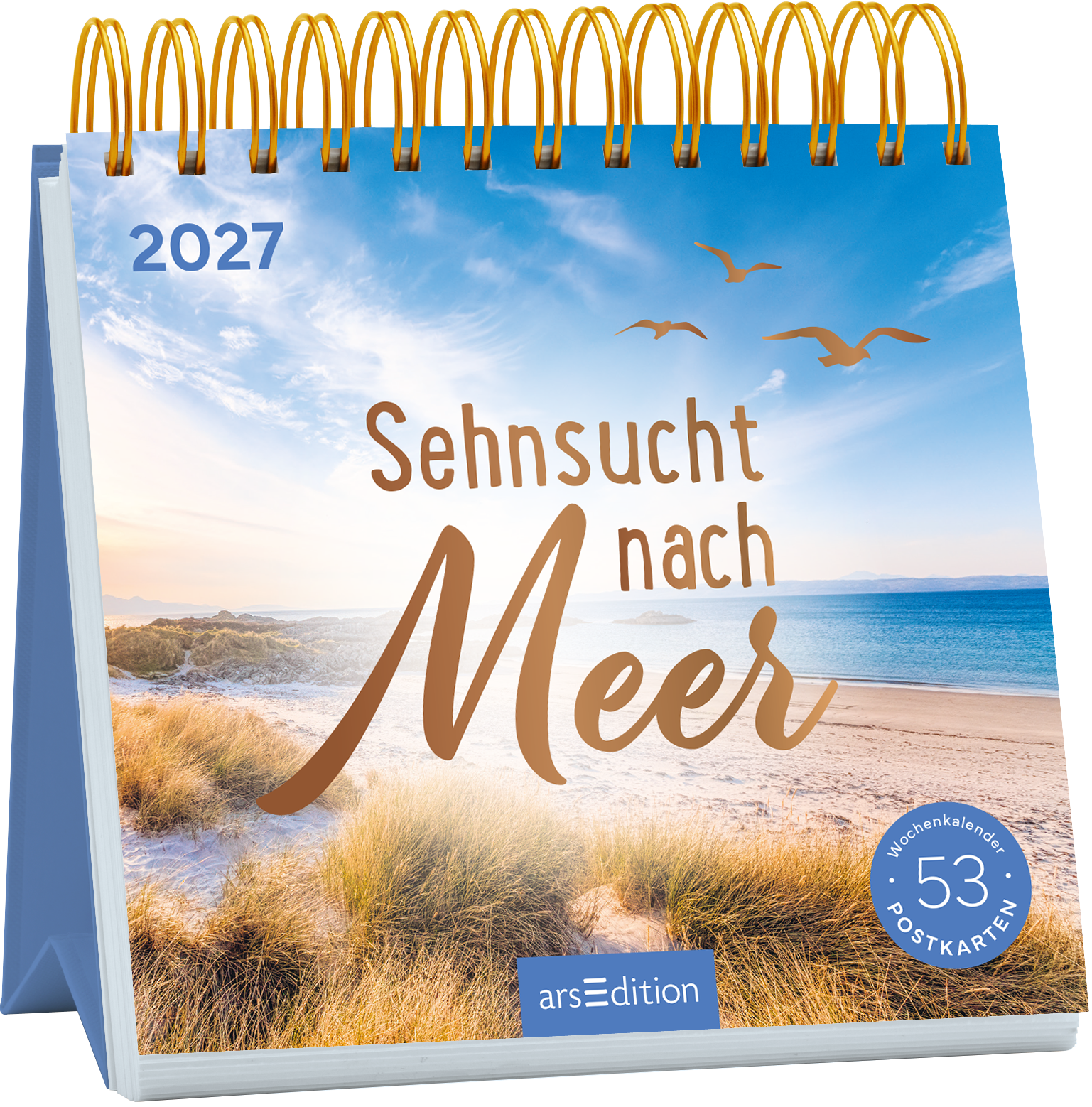 Der Kalender zeigt eine entspannende Küstenlandschaft mit feinem Sandstrand und sanften Wellen im Hintergrund. Der Himmel schimmert in sanften Blau- und Orange-Tönen, während Silhouetten von Vögeln über dem Meer fliegen. In stilvoller Schrift steht der Titel „Sehnsucht nach Meer“ in einem warmen Braunton, unterstützt von der Jahreszahl 2027. Unten links im Bild befindet sich ein runder Button mit der Aufschrift „53 POSTKARTEN“. Ganz unten mittig steht der Logoschriftzug von...