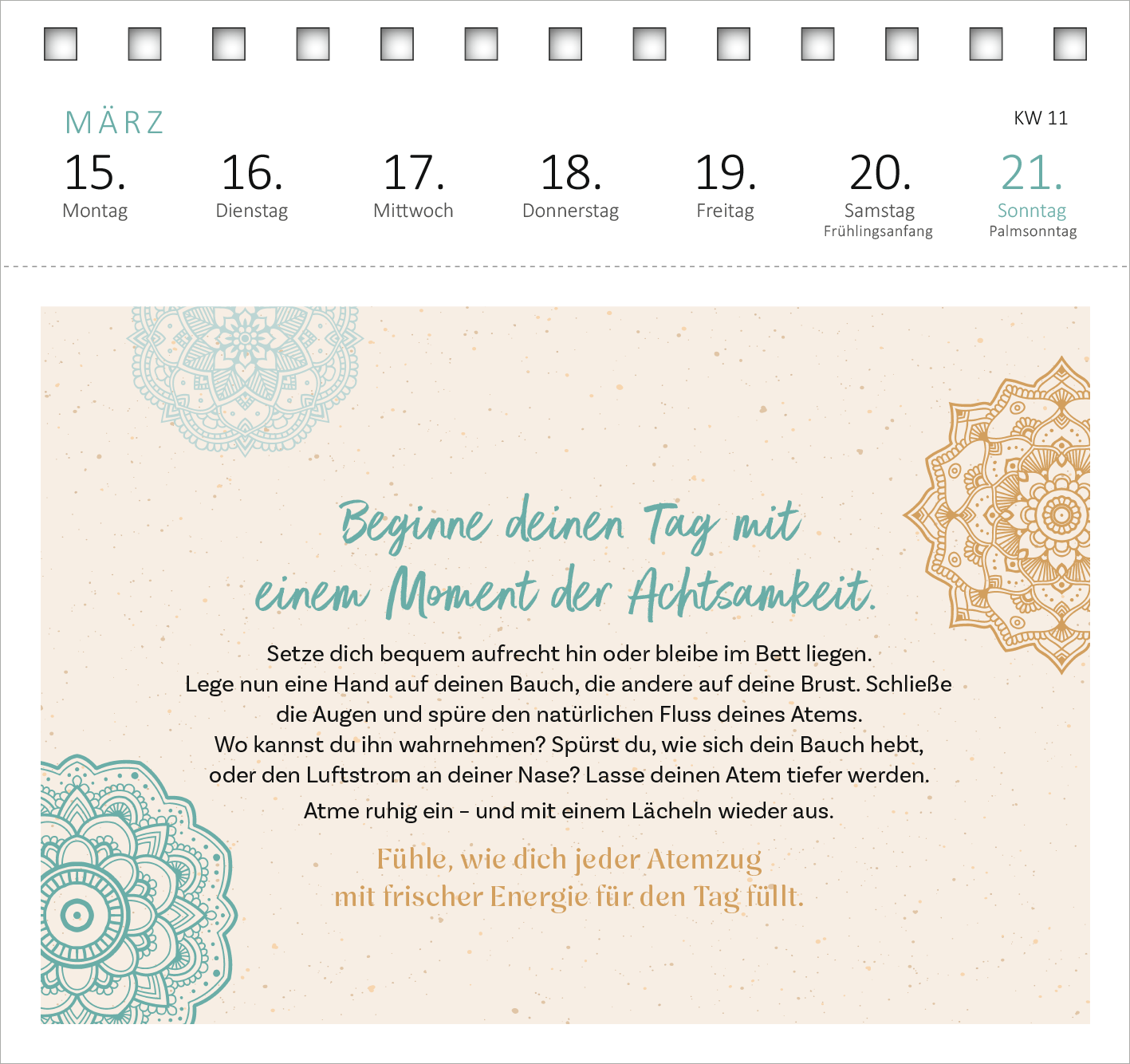 Gezeigt wird eine Innen- oder Zusatzansicht von „Postkartenkalender Yogaglück für jeden Tag 2027“. Die Darstellung umfasst einen Monat mit dem Titel „Beginne deinen Tag mit einem Moment der Achtsamkeit“ in eleganter, geschwungener Schriftart in sanftem Türkis. Im Hintergrund sind hauchdünne Mandala-Designs in zartem Blau und Gold abgebildet. Die Kalenderdaten sind klar und prägnant in einer gut lesbaren Schrift angeordnet, und der Hintergrund ist in einem neutralen Ton gehalten,...