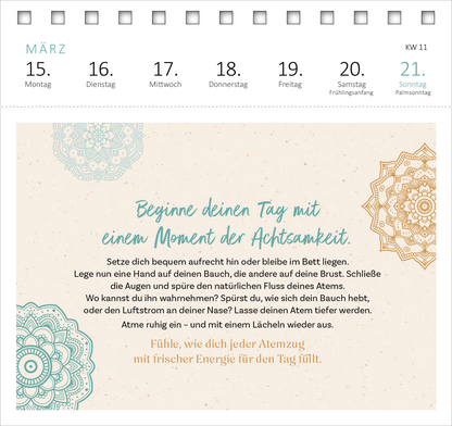Gezeigt wird eine Innen- oder Zusatzansicht von „Postkartenkalender Yogaglück für jeden Tag 2027“. Die Darstellung umfasst einen Monat mit dem Titel „Beginne deinen Tag mit einem Moment der Achtsamkeit“ in eleganter, geschwungener Schriftart in sanftem Türkis. Im Hintergrund sind hauchdünne Mandala-Designs in zartem Blau und Gold abgebildet. Die Kalenderdaten sind klar und prägnant in einer gut lesbaren Schrift angeordnet, und der Hintergrund ist in einem neutralen Ton gehalten,...