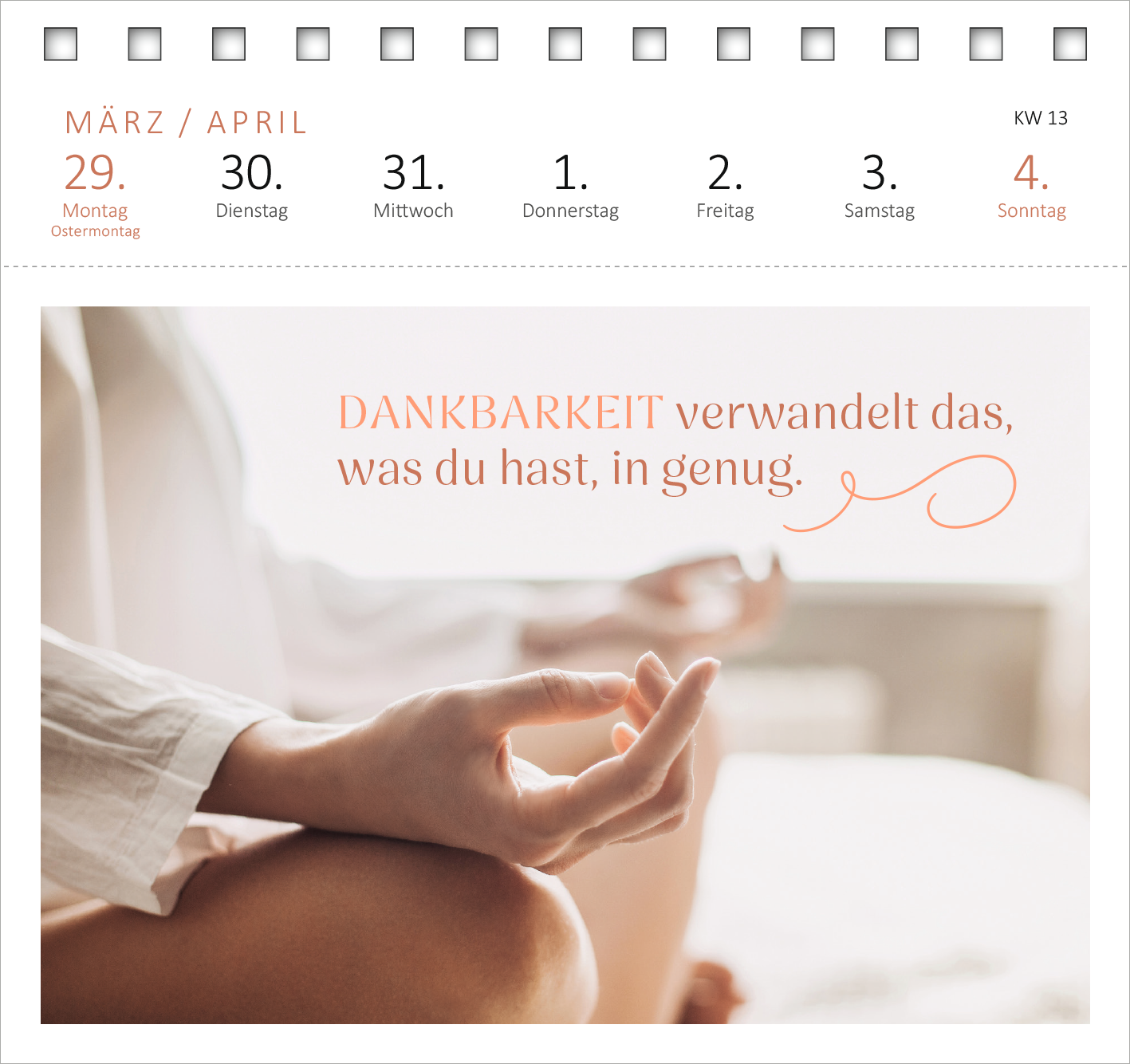 Gezeigt wird eine Innen- oder Zusatzansicht von „Postkartenkalender Yogaglück für jeden Tag 2027“. Die Szene präsentiert eine sanfte, ruhige Farbpalette in Pastelltönen. Der Kalender zeigt den Spruch „DANKBARKEIT verwandelt das, was du hast, in genug“ in einer eleganten, geschwungenen Schriftart. Oben sind die Wochentage in klaren, schlichten Buchstaben angeordnet, während eine beruhigende Handhaltung im Vordergrund dargestellt wird, die meditative Gelassenheit und Achtsamkeit...