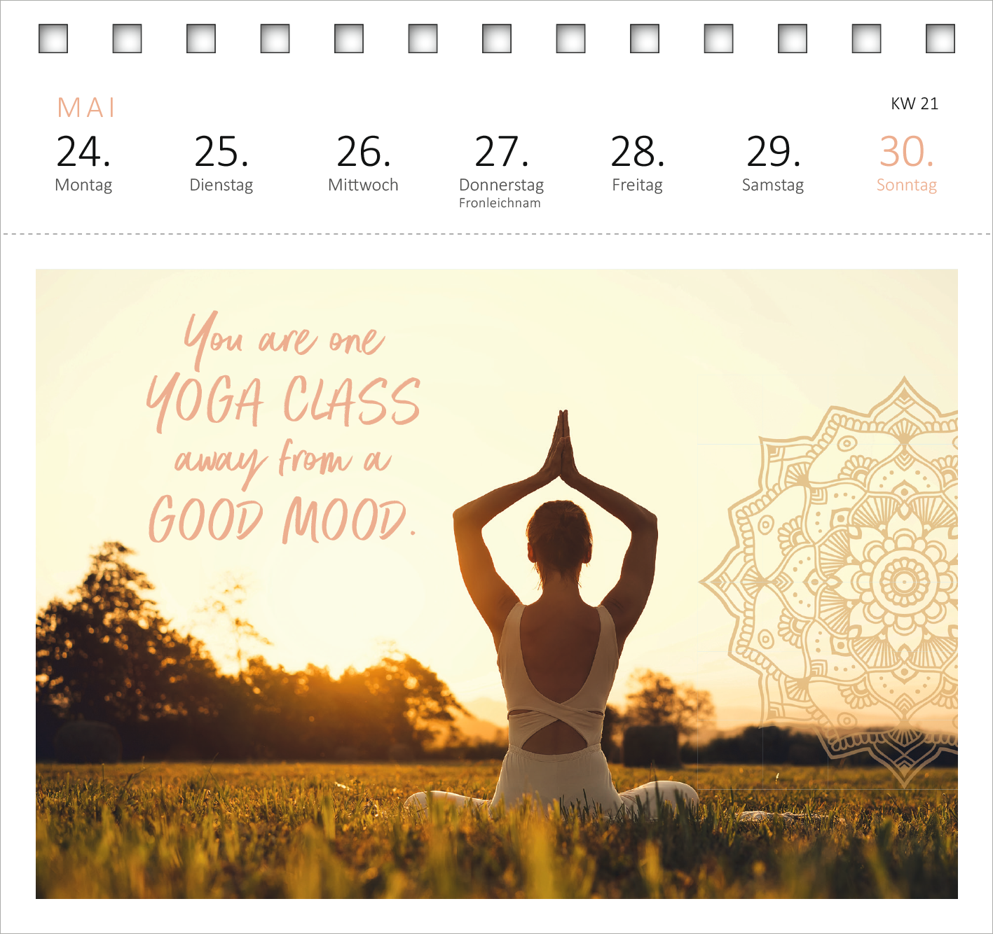 Gezeigt wird eine Innen- oder Zusatzansicht von „Postkartenkalender Yogaglück für jeden Tag 2027“. Das Bild zeigt eine Yoga-Praktizierende in meditativer Pose, umrahmt von einer warmen, goldenen Lichtstimmung. Die Schriftzüge „You are one YOGA CLASS away from a GOOD MOOD“ sind in sanften, verspielten Schriftarten gehalten, wobei „YOGA CLASS“ hervorgehoben ist. Rechts befindet sich ein feines Mandala-Design in zartem Beige, das eine harmonische Atmosphäre schafft.