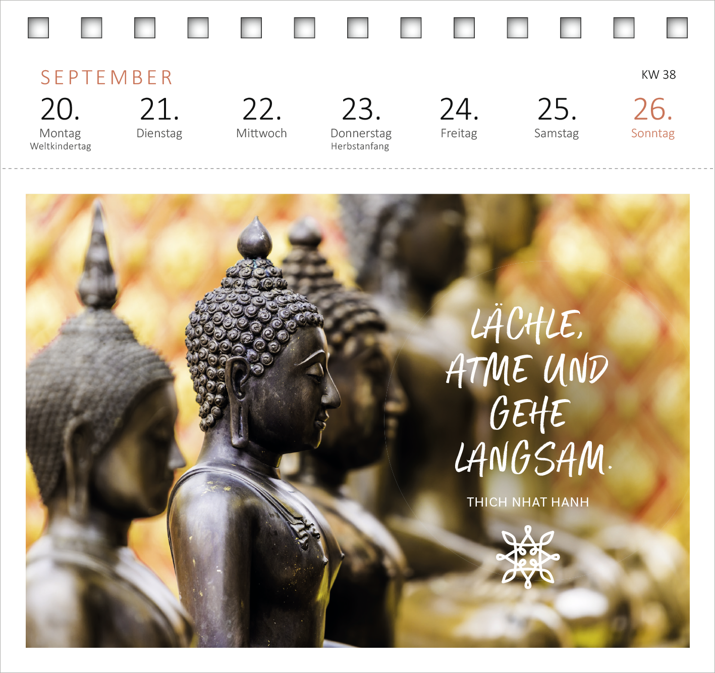 Gezeigt wird eine Innen- oder Zusatzansicht von „Postkartenkalender Yogaglück für jeden Tag 2027“. Im oberen Bereich des Kalenders befinden sich die Wochentage in einer klaren, modernen Schriftart, die in sanften Rottönen gehalten ist. Die zentrale Illustration zeigt eine Gruppe von stilisierten Buddha-Statuen vor einem goldenen Hintergrund, was eine ruhige und meditative Atmosphäre vermittelt. Am unteren Rand steht in verspielter Schrift: „Lächle, atme und gehe langsam.“ Der Name...