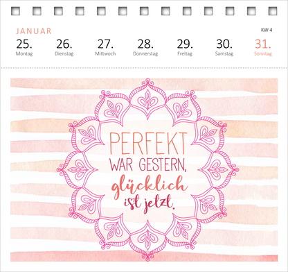 Gezeigt wird eine Innen- oder Zusatzansicht von „Postkartenkalender Glücksmantras 2027“. Der Kalender zeigt pastellfarbene Streifen in sanften Rosa- und Beigetönen. Im Mittelpunkt steht ein filigranes Mandala in kräftigem Rosa, umgeben von der Botschaft „PERFEKT war gestern, glücklich ist jetzt“ in einer eleganten, handschriftlichen Typografie. Darüber sind die Wochentage in klaren, schwarzen Buchstaben aufgeführt, während der aktuelle Sonntag in leicht erblassendem Orange...