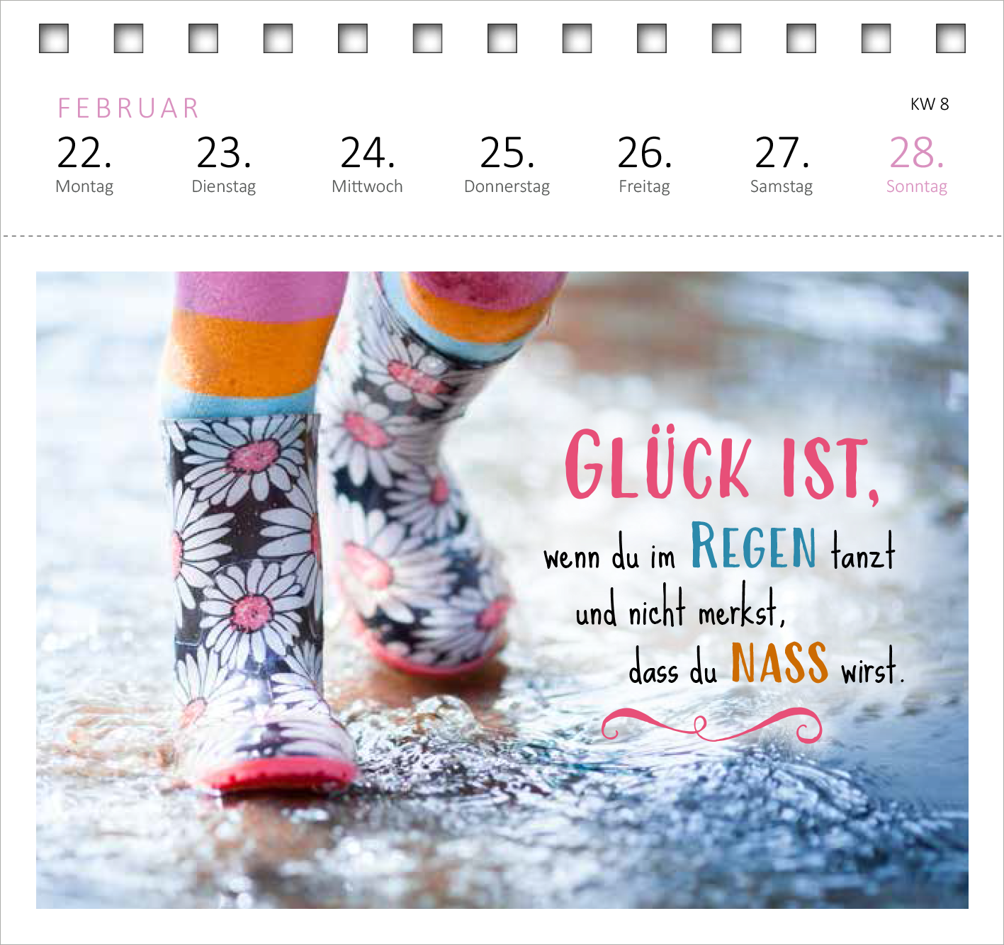 Gezeigt wird eine Innen- oder Zusatzansicht von „Postkartenkalender Glücksmantras 2027“. Im Fokus steht ein Bild von bunten Gummistiefeln mit floralem Muster, die im Wasser stehen. Die Farben sind lebhaft und fröhlich, mit pinken, orangefarbenen und blauen Akzenten. Darüber hinaus ist ein inspirierender Text in verspielter Typografie angeordnet: „GLÜCK IST, wenn du im REGEN tanzt und nicht merkst, dass du NASS wirst.“ Die Gestaltung vermittelt Optimismus und Lebensfreude.