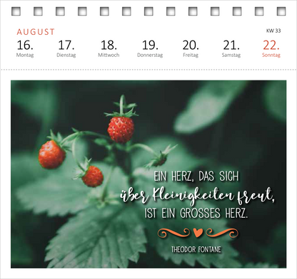 Gezeigt wird eine Innen- oder Zusatzansicht von „Postkartenkalender Glücksmantras 2027“. Die Bildfläche zeigt eine grüne Pflanzenlandschaft mit reifen Erdbeeren. Darauf befindet sich ein Zitat von Theodor Fontane in geschwungener, eleganter Schrift: „Ein Herz, das sich über Kleinigkeiten freut, ist ein grosses Herz.“ Die Typografie ist in Weiß und Schwarz gestaltet, begleitet von dekorativen Elementen in warmen Farben, die das Zitat hervorheben. Oben sind die Wochentage und das...