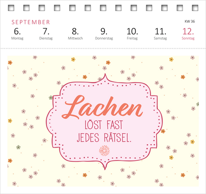 Gezeigt wird eine Innen- oder Zusatzansicht von „Postkartenkalender Glücksmantras 2027“. Die Illustration präsentiert eine sanfte, pastellfarbene Hintergrundfarbe mit kleinen, floralen Dekoren in verschiedenen Farbtönen. In der Mitte umrahmt ein eleganter, pinkfarbener Kasten den positiven Spruch „Lachen löst fast jedes Rätsel“ in einer verspielten, geschwungenen Schrift. Die Wochentage sind oberhalb in einer klaren, leichten Schriftart angeordnet und tragen zur freundlichen,...
