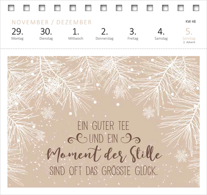 Gezeigt wird eine Innen- oder Zusatzansicht von „Postkartenkalender Glücksmantras 2027“. Die Ansicht präsentiert einen festlichen Hintergrund in sanften Beige- und Brauntönen, geschmückt mit feinen, weißen Kiefernnadeln und Schneeflocken. In der Mitte steht in geschwungener, brauner Schrift der Spruch: „Ein guter Tee und ein Moment der Stille sind oft das größte Glück.“ Die Typografie vermittelt eine warme, einladende Stimmung.