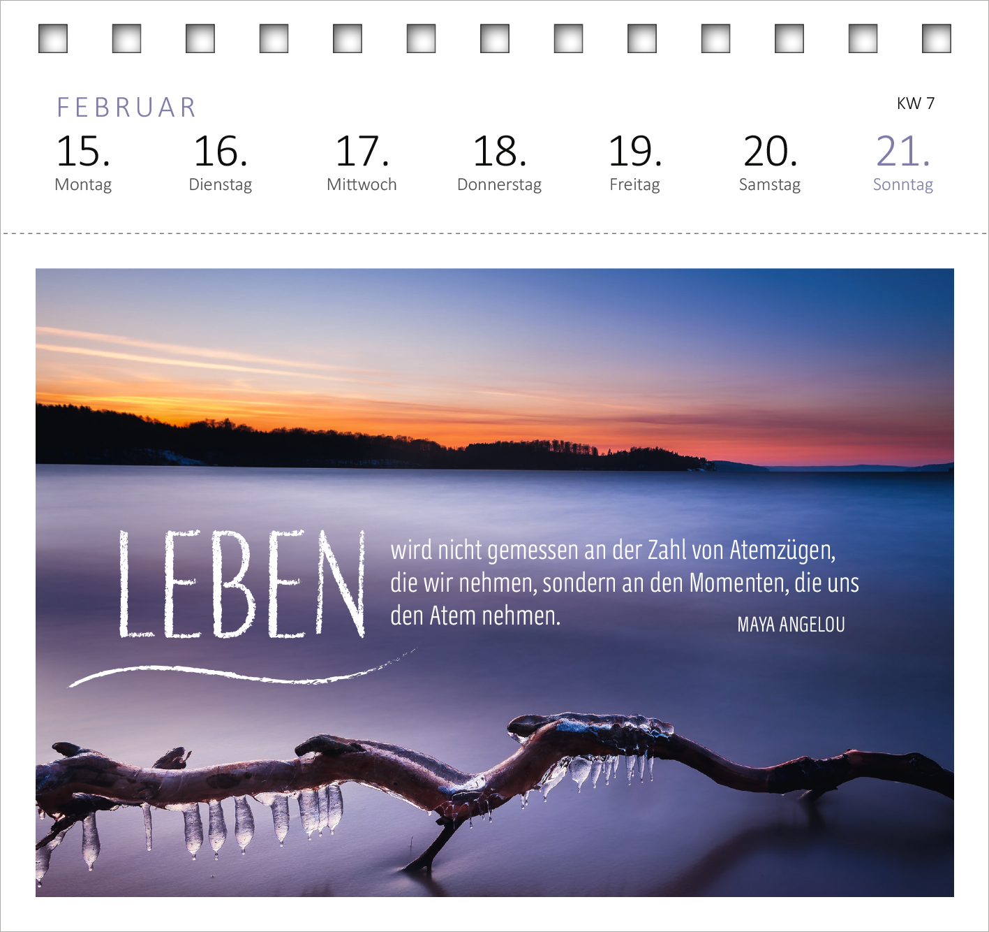 Gezeigt wird eine Innen- oder Zusatzansicht von „Postkartenkalender Mein magisches Jahr 2027“. Die Ansicht zeigt eine beruhigende Landschaft mit einem Sonnenuntergang über einem Gewässer. Der zentrale Schriftzug „LEBEN“ ist in großer, geschwungener Schrift dargestellt, gefolgt von einem Zitat von Maya Angelou in klarer, eleganter Typografie. Die Farbpalette umfasst sanfte Blau- und Lilatöne, die harmonisch mit dem warmen Gelb des Sonnenuntergangs kontrastieren. Die Gestaltung...