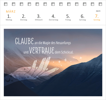 Gezeigt wird eine Innen- oder Zusatzansicht von „Postkartenkalender Mein magisches Jahr 2027“. Die Seite ist in sanften Blau- und Lilatönen gehalten, die an einen Abendhimmel erinnern. In der oberen Hälfte steht der Schriftzug „GLAUBE an die Magie des Neuanfangs“ in einer eleganten, verspielten Schriftart. Darunter folgt die Botschaft „und VERTRAUE dem Schicksal“ in einer harmonischen Gestaltung. Im Hintergrund sind stilisierte Hügel und eine Hand mit Sternenmotiven zu sehen, die...