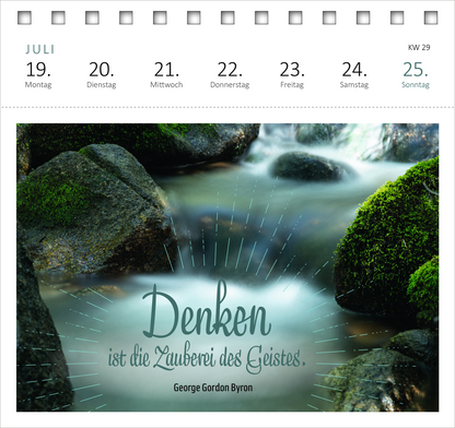 Gezeigt wird eine Innen- oder Zusatzansicht von „Postkartenkalender Mein magisches Jahr 2027“. Der Kalender präsentiert eine sanfte Strömung eines Gewässers, umgeben von grauen Steinen und moosbedeckten Felsen. Im Vordergrund steht der Schriftzug „Denken ist die Zauberei des Geistes“ in geschwungener, dunkler Schrift. Darunter befindet sich der Name des Zitatgebers, George Gordon Byron, in einfacher Schrift. Der Hintergrund ist in zarten Blautönen gehalten, was eine beruhigende...