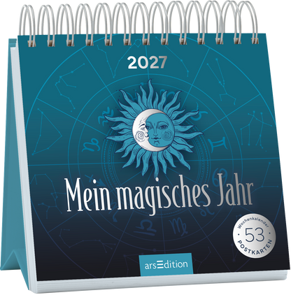 Das Cover zeigt einen spiralgebundenen Wochenkalender für das Jahr 2027. Im Zentrum ist eine stilisierte Sonnensymbolik, die eine Kombination aus Sonne und Mond darstellt, umgeben von Zeichen des Tierkreises auf einem tiefblauen Hintergrund. Der Titel „Mein magisches Jahr“ hebt sich in eleganter, silberner Schrift ab. Hierzu finden sich der Hinweis „53 Postkarten“ und das SPIEGEL-Bestseller-Siegel. Ganz unten mittig steht der Logoschriftzug von arsEdition.