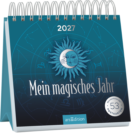 Das Cover zeigt einen spiralgebundenen Wochenkalender für das Jahr 2027. Im Zentrum ist eine stilisierte Sonnensymbolik, die eine Kombination aus Sonne und Mond darstellt, umgeben von Zeichen des Tierkreises auf einem tiefblauen Hintergrund. Der Titel „Mein magisches Jahr“ hebt sich in eleganter, silberner Schrift ab. Hierzu finden sich der Hinweis „53 Postkarten“ und das SPIEGEL-Bestseller-Siegel. Ganz unten mittig steht der Logoschriftzug von arsEdition.