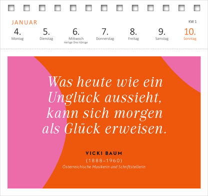 Gezeigt wird eine Innen- oder Zusatzansicht von „Postkartenkalender Kluge Frauen, die unsere Welt inspirieren 2027“. Die Seite präsentiert ein farbenfrohes Design mit eleganten geometrischen Formen in Orange und Pink. In der Mitte steht ein Zitat in verspielter, handschriftlicher Typografie, gefolgt von der Angabe des Namens und Lebensdaten der Autorin in einer klaren, serifenlosen Schrift. Diese ansprechende Gestaltung fördert die Sichtbarkeit von inspirierenden Botschaften.