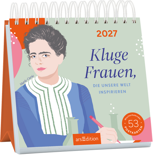 Das Buchcover zeigt eine illustrierte Frau, die Marie Curie darstellt. Sie hat dunkles, lockiges Haar und trägt ein bläuliches Oberteil mit weißen Streifen. Über ihr steht in kräftigem Blau „Kluge Frauen,“ und darunter in kleinerer Schrift „DIE UNSERE WELT INSPIRIEREN“. Im oberen Bereich ist das Jahr „2027“ abgedruckt. Der Coverhintergrund ist in sanften Pastellfarben gehalten. Unten rechts befindet sich ein runder Button mit dem Text „53 POSTKARTEN - Wochenkalender“. Ganz...