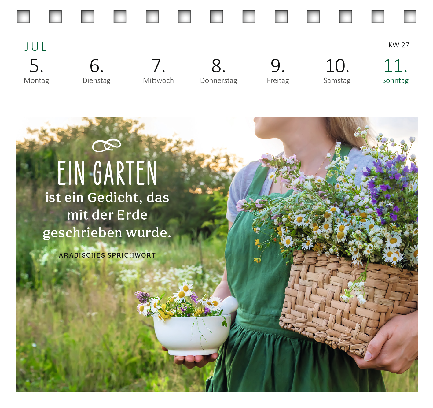 Gezeigt wird eine Innen- oder Zusatzansicht von „Postkartenkalender Gartenglück 2027“. Die Seite zeigt den Monat Juli mit einer schönen bildlichen Darstellung von Blumenarrangements in verschiedenen Behältern. Die zentrale Aussage „Ein Garten ist ein Gedicht, das mit der Erde geschrieben wurde“ ist in einer eleganten, verspielten Schriftart in Weiß hervorgehoben. Das Datum sowie die Wochentage sind in einer klaren, modernen Typografie abgebildet und in sanften, harmonischen Farben...