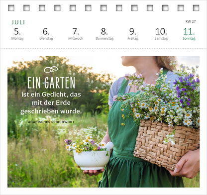 Gezeigt wird eine Innen- oder Zusatzansicht von „Postkartenkalender Gartenglück 2027“. Die Seite zeigt den Monat Juli mit einer schönen bildlichen Darstellung von Blumenarrangements in verschiedenen Behältern. Die zentrale Aussage „Ein Garten ist ein Gedicht, das mit der Erde geschrieben wurde“ ist in einer eleganten, verspielten Schriftart in Weiß hervorgehoben. Das Datum sowie die Wochentage sind in einer klaren, modernen Typografie abgebildet und in sanften, harmonischen Farben...