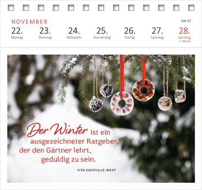 Gezeigt wird eine Innenansicht von „Postkartenkalender Gartenglück 2027“. Die Seite ist in sanften, winterlichen Farbtönen gestaltet, mit einer Abbildung von Tannenzweigen, an denen unterschiedlich gefärbte und texturierte Ringe hängen. Der zentrale Text „Der Winter ist ein ausgezeichneter Ratgeber, der den Gärtner lehrt, geduldig zu sein.“ ist in einer modernen, eleganten Schriftart in roter Farbe gehalten. Darunter steht der Name der Autorin, Vita Sackville-West, in einer...