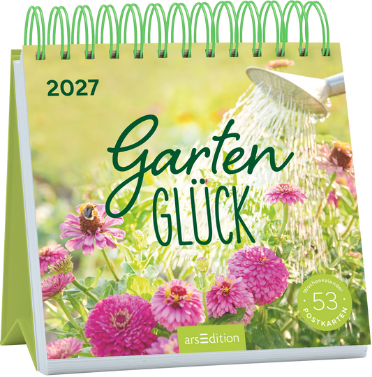 Das Buchcover zeigt eine fröhliche Szene mit bunten Blumen, die in einem Garten blühen. Ein silberner Gießkanne sprüht Wasser über die Pflanzen und erzeugt eine lebendige Atmosphäre. DerTitel „Garten GLÜCK“ ist in geschwungener, grüner Schriftart in der oberen Mitte platziert. Oben rechts steht das Jahr „2027“. Unten rechts ist ein Hinweis zu finden, der besagt: „53 Postkarten“. Ganz unten mittig steht der Logoschriftzug von arsEdition.