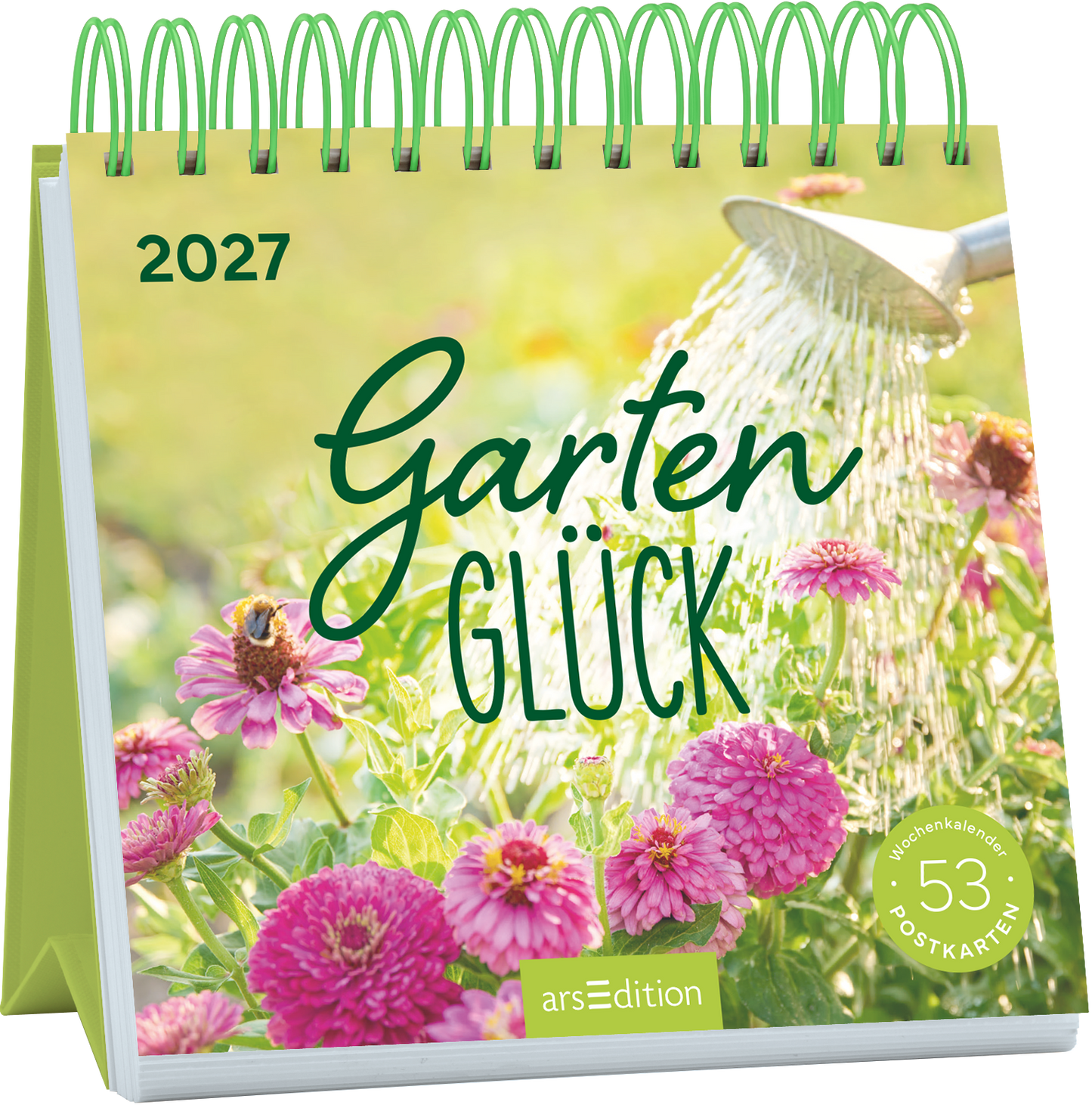 Das Buchcover zeigt eine fröhliche Szene mit bunten Blumen, die in einem Garten blühen. Ein silberner Gießkanne sprüht Wasser über die Pflanzen und erzeugt eine lebendige Atmosphäre. DerTitel „Garten GLÜCK“ ist in geschwungener, grüner Schriftart in der oberen Mitte platziert. Oben rechts steht das Jahr „2027“. Unten rechts ist ein Hinweis zu finden, der besagt: „53 Postkarten“. Ganz unten mittig steht der Logoschriftzug von arsEdition.