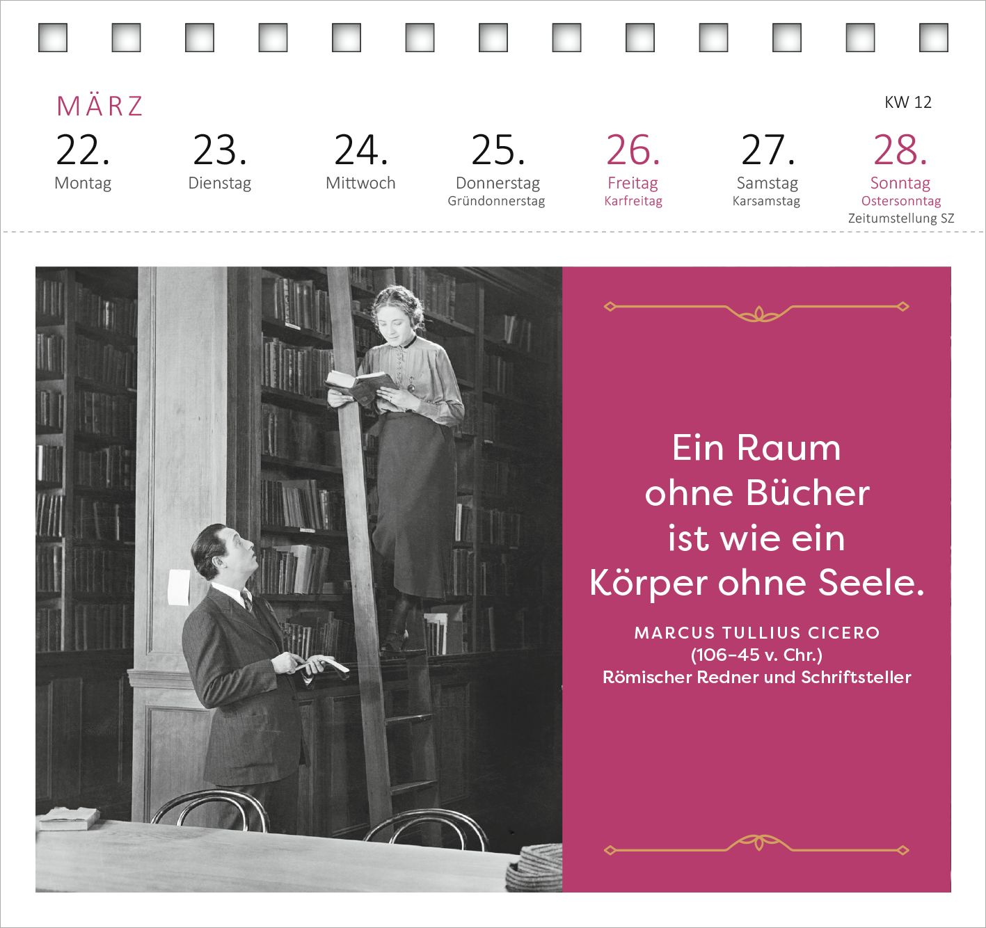 Gezeigt wird eine Innen- oder Zusatzansicht von „Postkartenkalender Der Literaturkalender 2027“. Die Seite zeigt eine monochrome Fotografie von zwei Personen in einer Bibliothek, wobei eine Frau auf einer Leiter ein Buch liest, während ein Mann sie beobachtet. Auf der rechten Seite befindet sich ein zentrales Zitat in kräftiger roter Schrift auf einem hellen Hintergrund: „Ein Raum ohne Bücher ist wie ein Körper ohne Seele.“ Die Monatsangaben und Wochentage sind in einer klaren,...