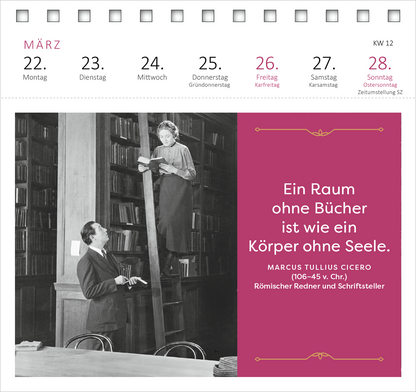 Gezeigt wird eine Innen- oder Zusatzansicht von „Postkartenkalender Der Literaturkalender 2027“. Die Seite zeigt eine monochrome Fotografie von zwei Personen in einer Bibliothek, wobei eine Frau auf einer Leiter ein Buch liest, während ein Mann sie beobachtet. Auf der rechten Seite befindet sich ein zentrales Zitat in kräftiger roter Schrift auf einem hellen Hintergrund: „Ein Raum ohne Bücher ist wie ein Körper ohne Seele.“ Die Monatsangaben und Wochentage sind in einer klaren,...