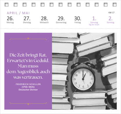 Gezeigt wird eine Innen- oder Zusatzansicht von „Postkartenkalender Der Literaturkalender 2027“. Die Seite zeigt im Hintergrund gestapelte Bücher in Grautönen. Im Vordergrund befindet sich ein lila Farbfeld mit einer Aufschrift in heller, moderner Schrift: „Die Zeit bringt Rat. Erwartet's in Geduld. Man muss dem Augenblick auch was vertrauen.“ Darunter steht der Name des Autors Friedrich Schiller in kleinerer Schrift. Eine klassische Uhrenillustration ergänzt das Design. Die...
