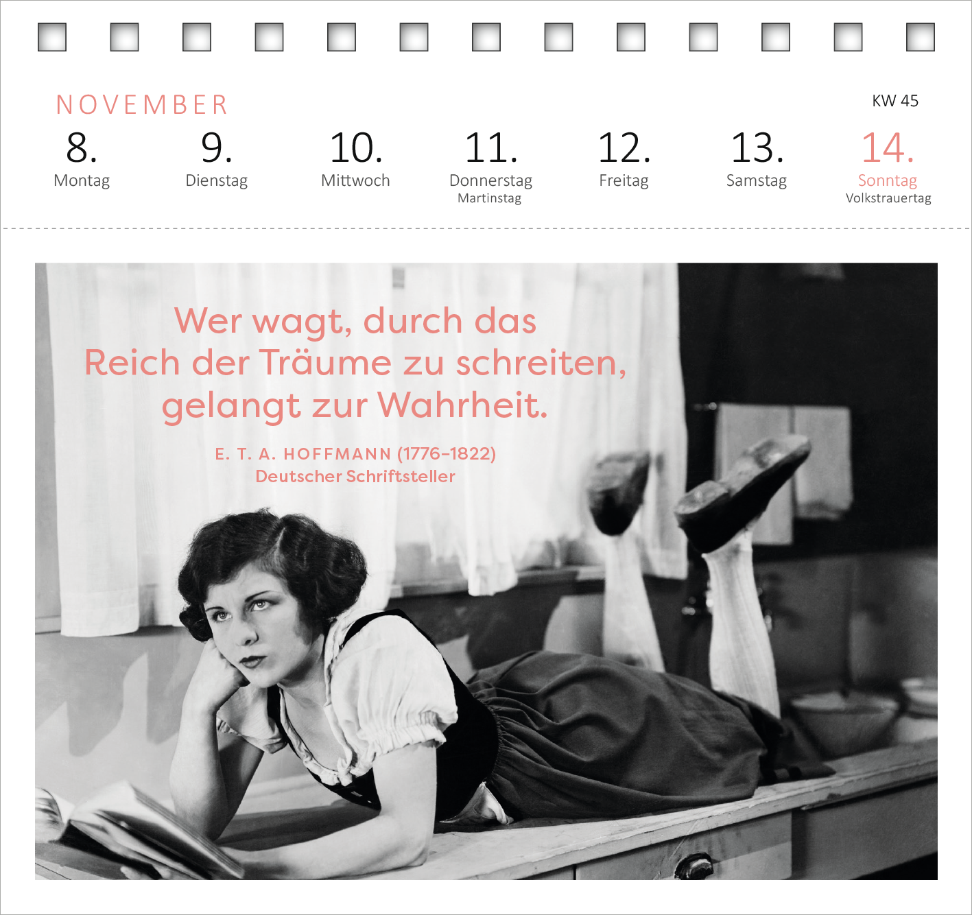 Gezeigt wird eine Innen- oder Zusatzansicht von „Postkartenkalender Der Literaturkalender 2027“. Das Design kombiniert eine klassische schwarz-weiße Fotografie einer Frau in traditioneller Kleidung mit lebhaftem, rosa Text. Die kalendarische Übersicht zeigt die Wochentage und das aktuelle Datum in klarer, moderner Schriftart, während das Zitat von E. T. A. Hoffmann in einer dekorativen typografischen Gestaltung hervorgehoben ist. Die Gesamtästhetik vermittelt eine harmonische Balance...
