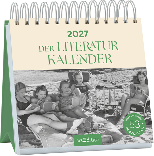 Das Cover des „2027 DER LITERATUR KALENDER“ zeigt eine nostalgische Schwarz-Weiß-Fotografie von mehreren Kindern, die am Strand mit Büchern in der Hand auf Liegen sitzen und lesen. Der Titel ist in eleganter grüner Typografie auf hellem Hintergrund gestaltet. Der SPIEGEL-Bestseller-Button ist in der unteren rechten Ecke platziert und trägt den Text „53 Postkarten“. Ganz unten mittig steht der Logoschriftzug von arsEdition.
