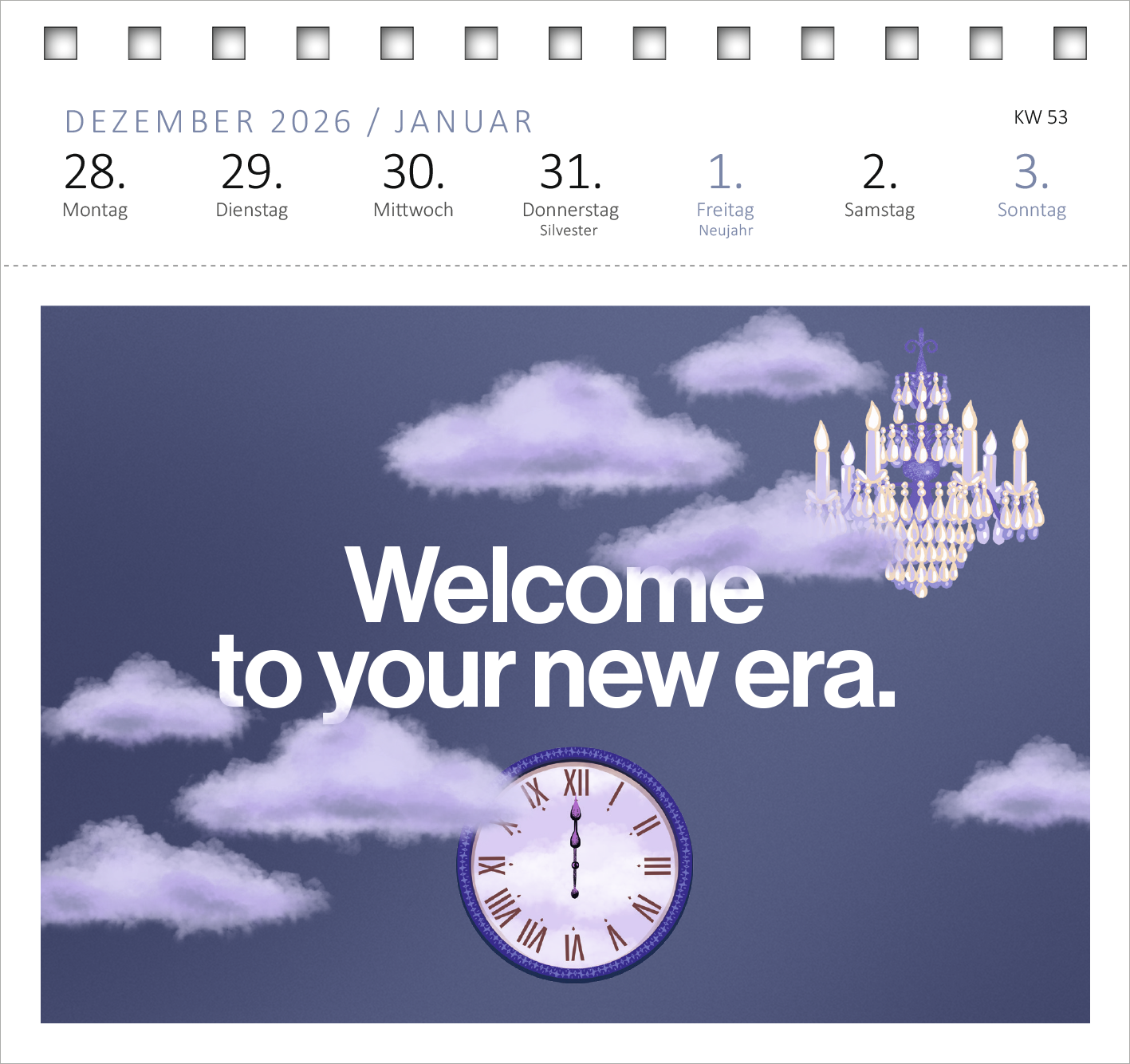 Gezeigt wird eine Innen- oder Zusatzansicht von „Postkartenkalender 365 Tage mit Taylor Swift 2027“. Der Hintergrund ist in sanften Blautönen gehalten, verziert mit stilisierten Wolken. Im Vordergrund befindet sich ein eleganter Kronleuchter, der oben rechts platziert ist. Unterhalb steht in großen, auffälligen Buchstaben der Schriftzug „Welcome to your new era.“ Eine runde Uhr mit römischen Ziffern links rundet das Design ab. Die gesamte Gestaltung vermittelt eine festliche und...